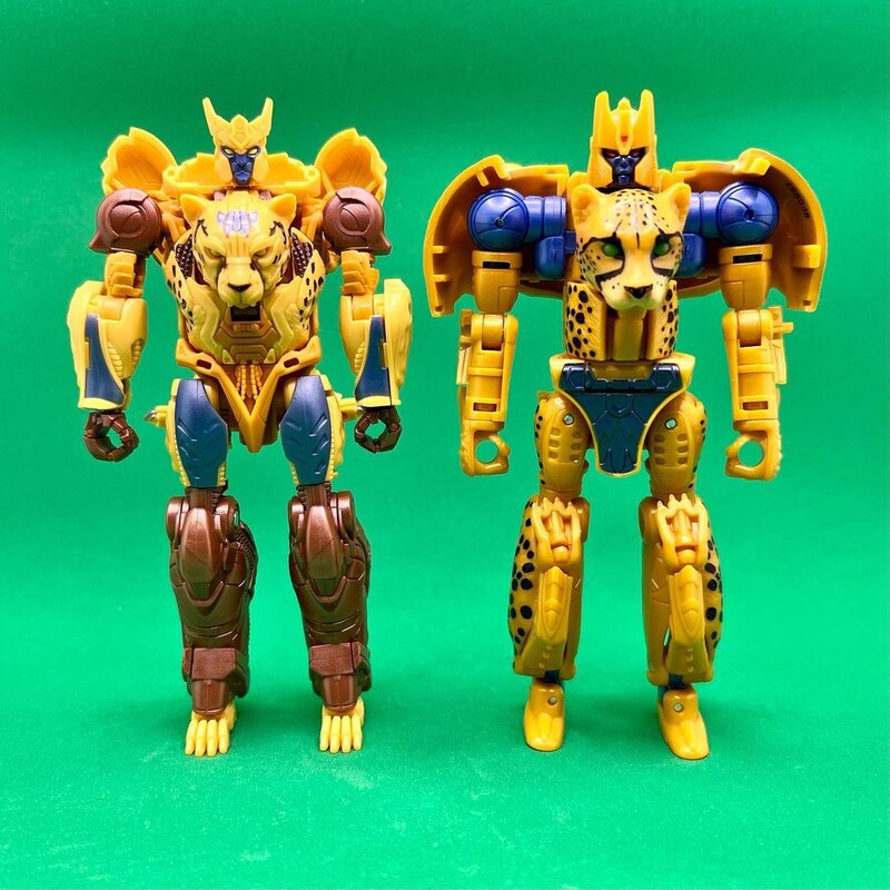 Transformers: Rise of the Beasts Cheetor In-Hand Robot Mode Images